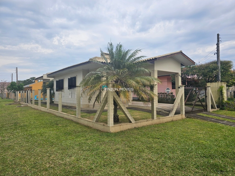 CASA COM PISCINA NO BALNEÁRIO ATLÂNTICO - ARROIO DO SAL: 1ª foto da galeria de imagens do imóvel