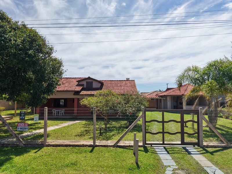 Casa à venda — Apenas 2 quadras do mar!: 2ª foto da galeria de imagens do imóvel