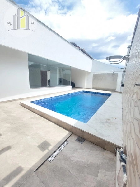Casa de Alto Padrão no Canto do Forte – 3 Dormitórios, Piscina