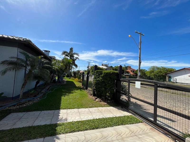 Casa de esquina em Xangrila - Com piscina: 3ª foto da galeria de imagens do imóvel