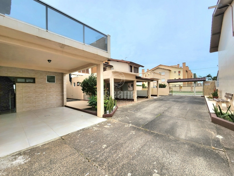 SOBRADO EM CAPÃO NOVO - COM BOX / ACEITA FINANCIAMENTO BANCÁRIO: 1ª foto da galeria de imagens do imóvel