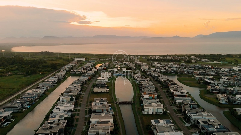 CASA A VENDA EM CONDOMINIO FECHADO / 05 SUITES