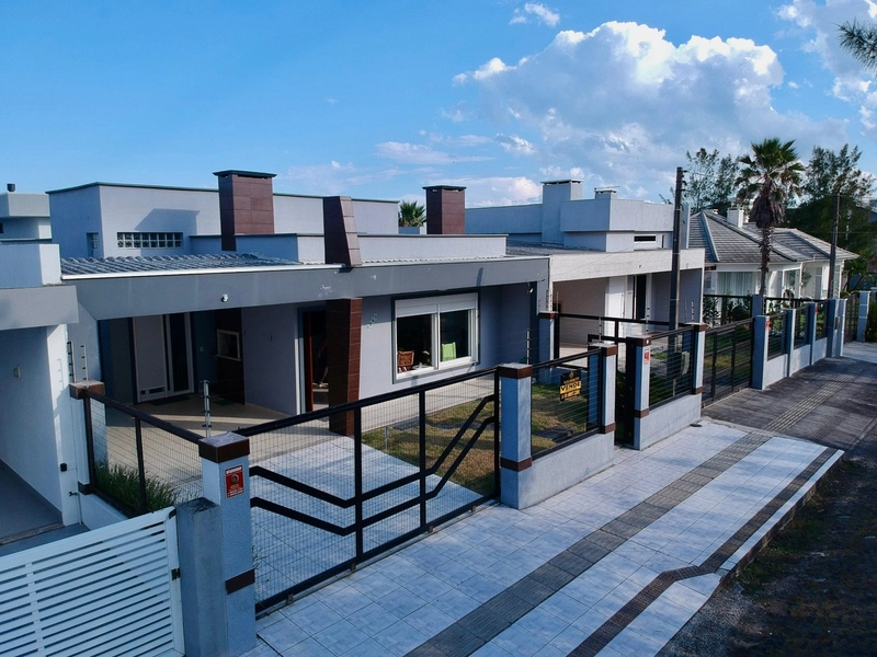 CASA A VENDA EM ATLANTIDA SUL PROXIMO AO MAR MOBILIADA E DECORADA: 1ª foto da galeria de imagens do imóvel