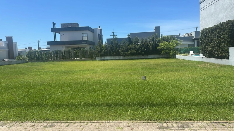 TERRENO NO CONDOMÍNIO DUBAI RESORT - IDEAL PARA INVESTIMENTO FAMILIAR