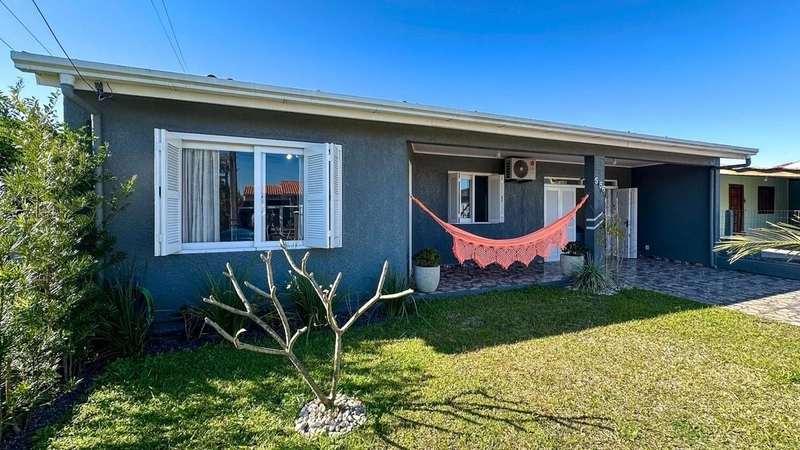 CASA 3 DORMITÓRIOS - COM PISCINA: 1ª foto da galeria de imagens do imóvel