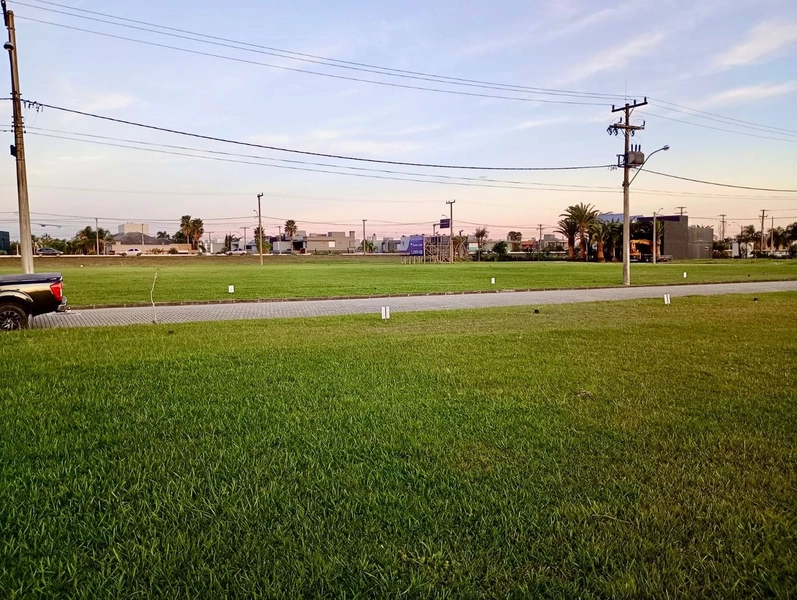 TERRENO ESCRITURADO NO SANTORINI - FASE 01 / FRENTE LESTE: 2ª foto da galeria de imagens do imóvel