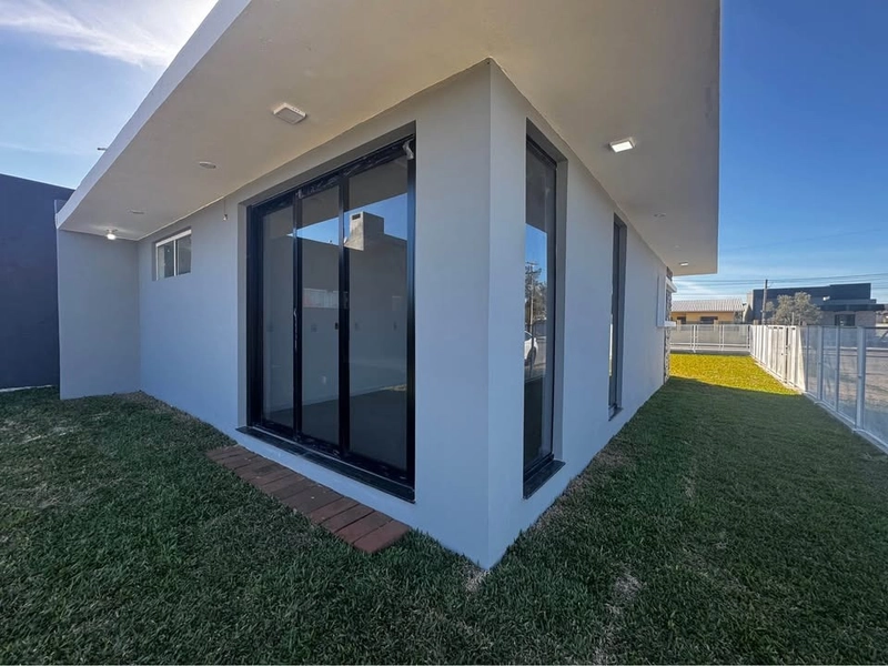 CASA DE ESQUINA - 2 DORMITÓRIOS EM XANGRI-LA / COM PISCINA: 3ª foto da galeria de imagens do imóvel