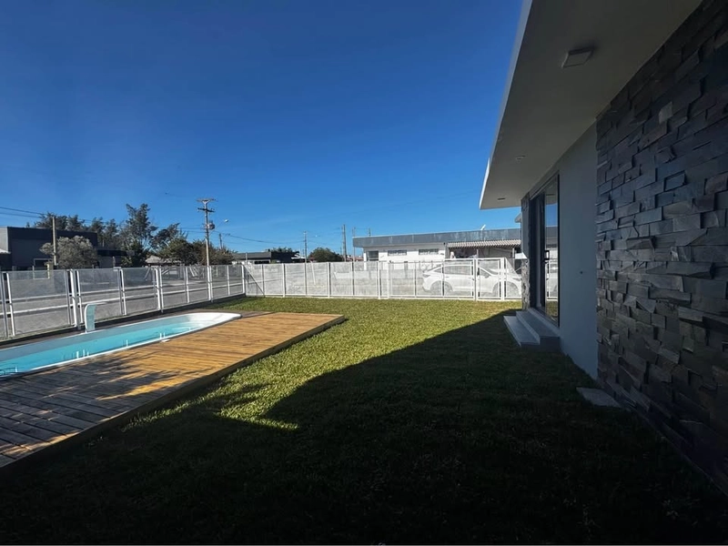 CASA DE ESQUINA - 2 DORMITÓRIOS EM XANGRI-LA / COM PISCINA: 2ª foto da galeria de imagens do imóvel