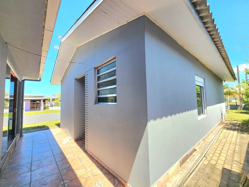 CASA 2 DORMITÓRIOS - DE ESQUINA - COM TERRENO INTEIRO / LADO MAR: 4ª foto da galeria de imagens do imóvel