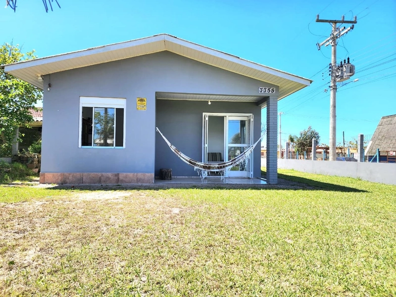 CASA 2 DORMITÓRIOS - DE ESQUINA - COM TERRENO INTEIRO / LADO MAR: 1ª foto da galeria de imagens do imóvel