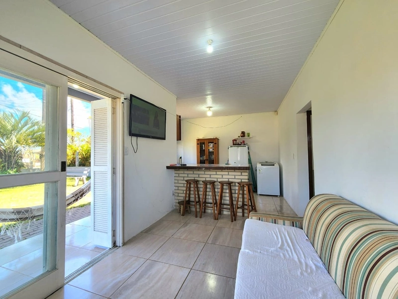 CASA 2 DORMITÓRIOS - DE ESQUINA - COM TERRENO INTEIRO / LADO MAR: 6ª foto da galeria de imagens do imóvel