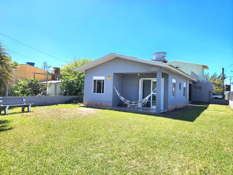 CASA 2 DORMITÓRIOS - DE ESQUINA - COM TERRENO INTEIRO / LADO MAR: 2ª foto da galeria de imagens do imóvel