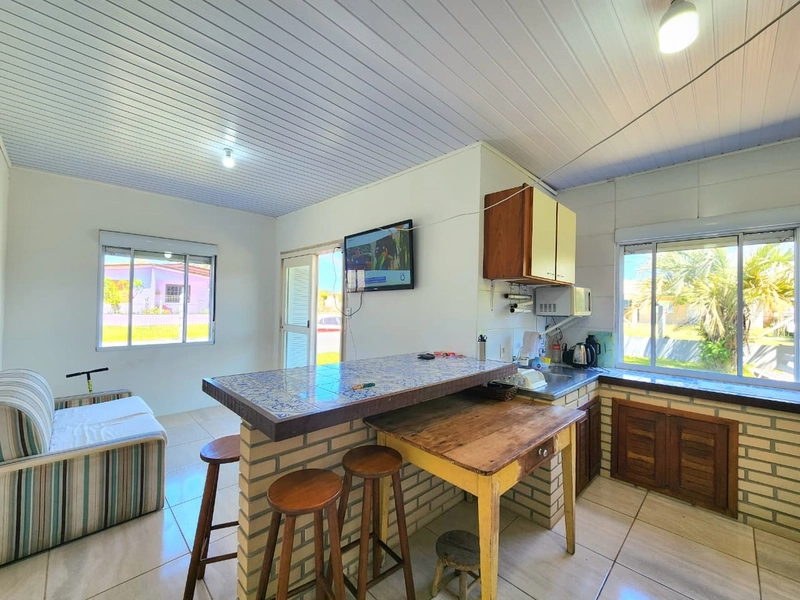 CASA 2 DORMITÓRIOS - DE ESQUINA - COM TERRENO INTEIRO / LADO MAR: 3ª foto da galeria de imagens do imóvel