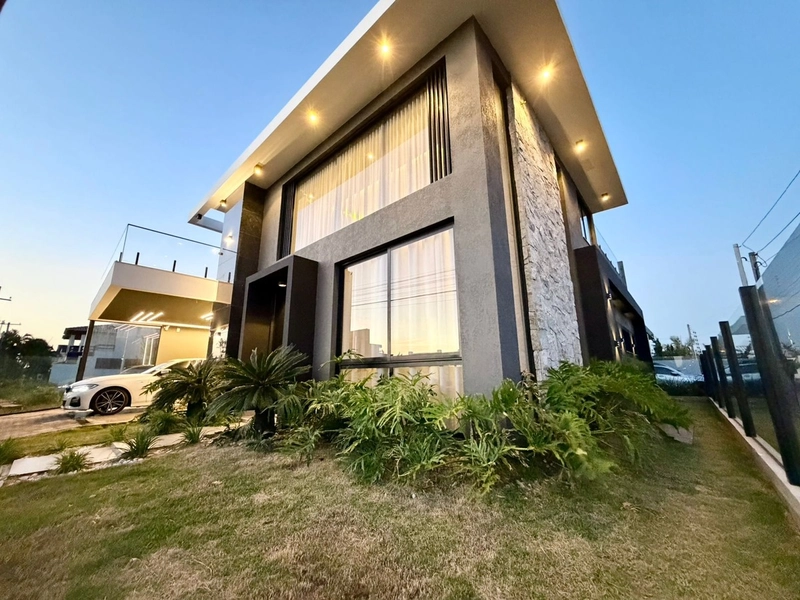 CASA MOBILIADA 3 SUÍTES -  COM TERRAÇO COM VISTA PARA O MAR: 1ª foto da galeria de imagens do imóvel