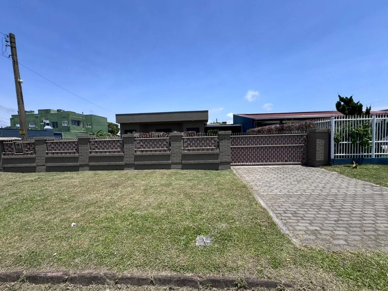 CASA COM AMPLO PÁTIO -  XANGRI-LA - MARINA: 7ª foto da galeria de imagens do imóvel