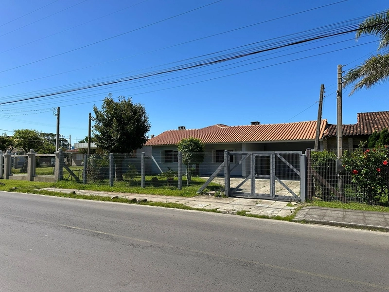 CASA NO CENTRO DE XANGRI-LA / AMPLO TERRENO 450M²: 3ª foto da galeria de imagens do imóvel