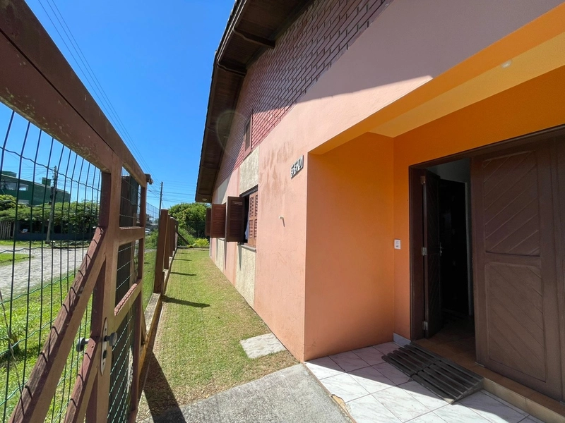 CASA EM TERRENO INTEIRO 2 QUADRAS DO MAR! CAPÃO DA CANOA: 4ª foto da galeria de imagens do imóvel