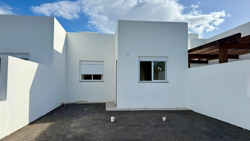 CASA 2 DORMITÓRIOS - MUITO BEM LOCALIZADA