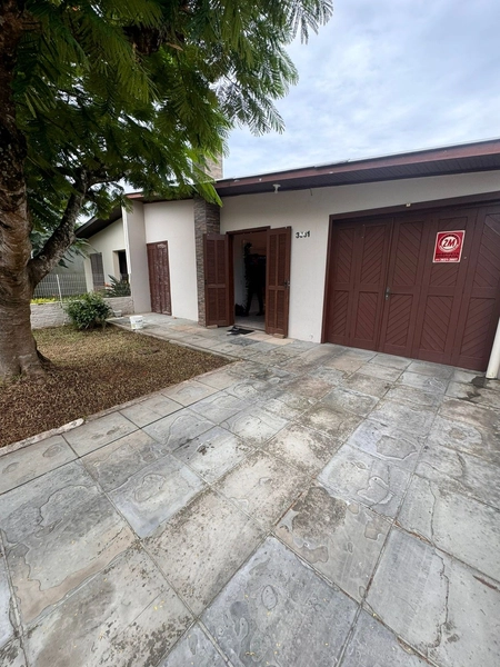 CASA 3 DORMITÓRIOS | CAPÃO NOVO | MOBILIADA COM PISCINA COBERTA: 1ª foto da galeria de imagens do imóvel