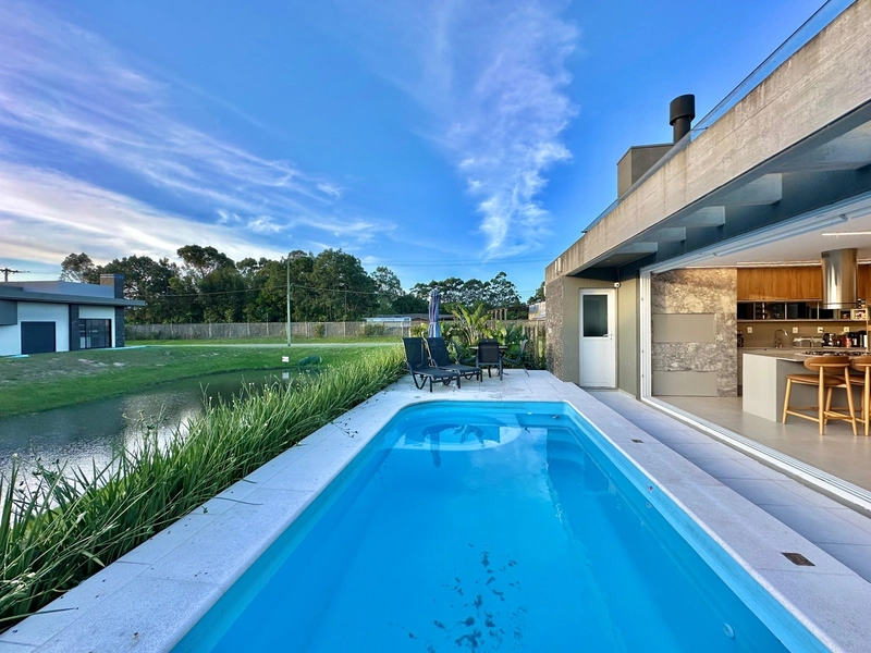 CASA COM 3 SUÍTES | MOB/DEC | CAPÃO ILHAS: 3ª foto da galeria de imagens do imóvel