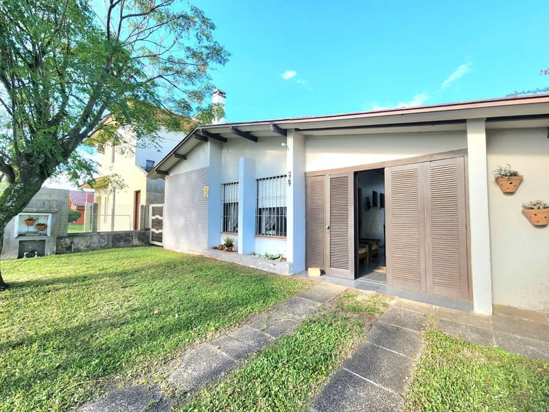 CASA COM 3 DORMITÓRIOS EM CAPÃO NOVO: 1ª foto da galeria de imagens do imóvel