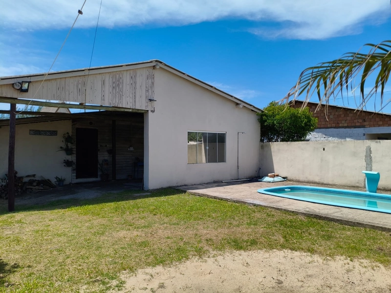 CASA DE ESQUINA COM PISCINA EM CAPÃO NOVO: 3ª foto da galeria de imagens do imóvel