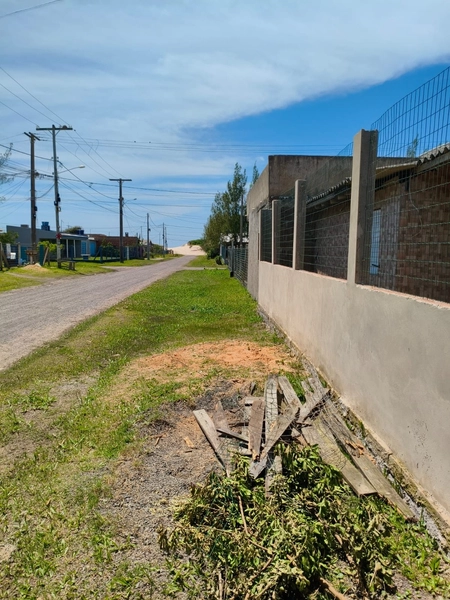 CASA DE ESQUINA COM PISCINA EM CAPÃO NOVO: 2ª foto da galeria de imagens do imóvel