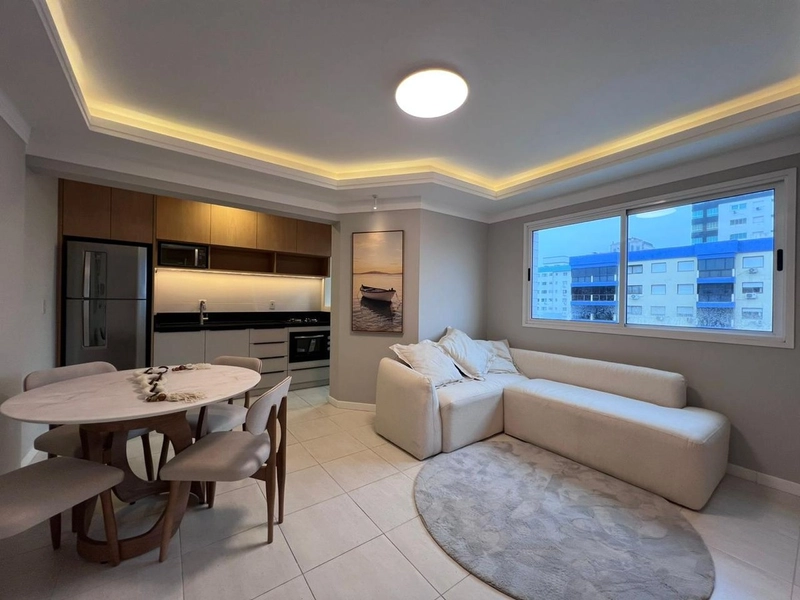 APARTAMENTO MOBILIADO E DECORADO TRÊS QUADRAS DO MAR