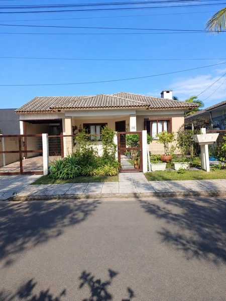 CASA AO LADO DO MAR EM CAPÃO DA CANOA: 1ª foto da galeria de imagens do imóvel