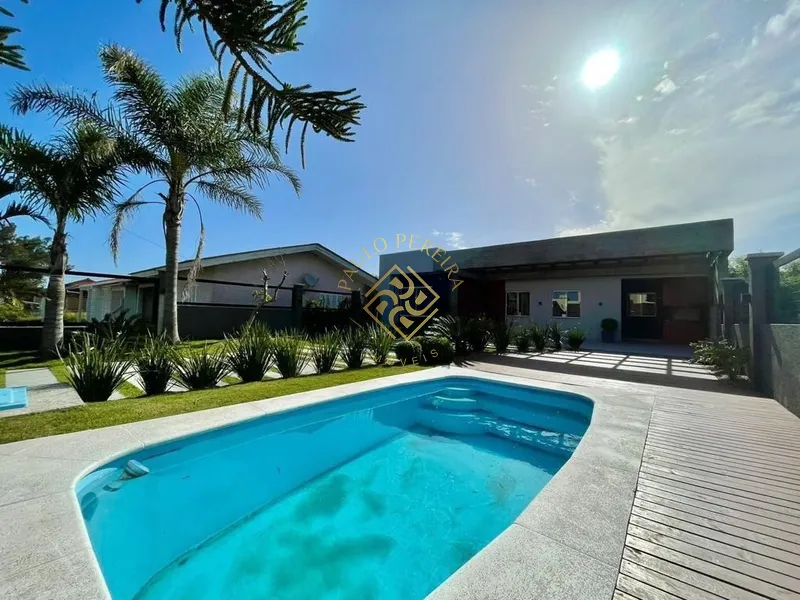 Moderna casa com piscina: 3ª foto da galeria de imagens do imóvel