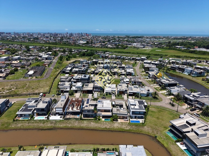 MANSÃO NA BEIRA DO LAGO