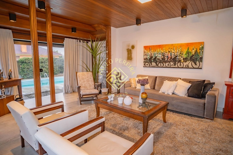 CASA EM MADEIRA NOBRE HÁ 200m DO MAR - ESQUINA DE 450m²: 10ª foto da galeria de imagens do imóvel