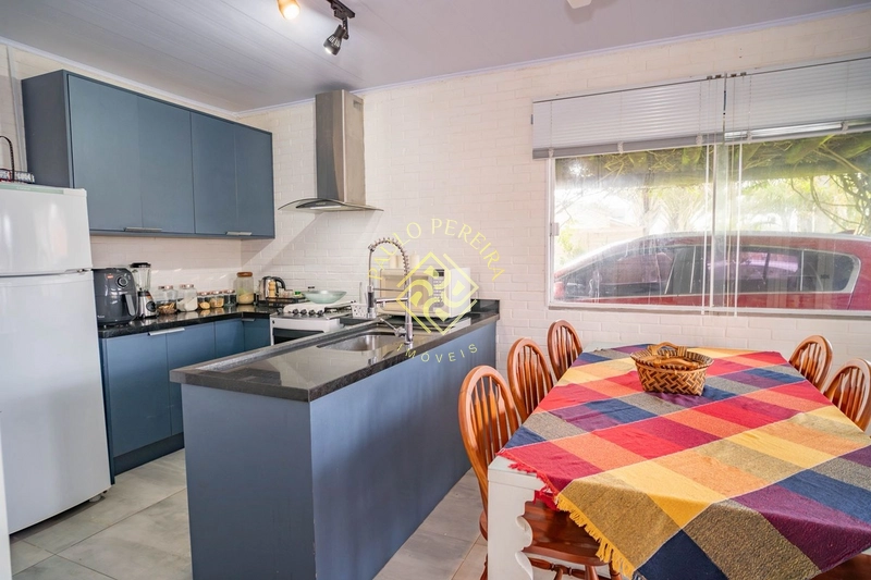 CASA EM MADEIRA NOBRE HÁ 200m DO MAR - ESQUINA DE 450m²: 5ª foto da galeria de imagens do imóvel