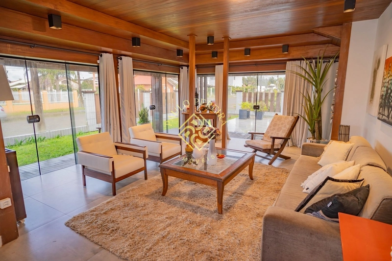 CASA EM MADEIRA NOBRE HÁ 200m DO MAR - ESQUINA DE 450m²: 18ª foto da galeria de imagens do imóvel