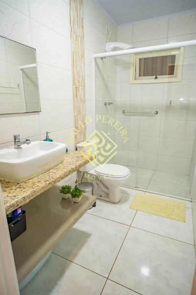 CASA EM MADEIRA NOBRE HÁ 200m DO MAR - ESQUINA DE 450m²: 16ª foto da galeria de imagens do imóvel