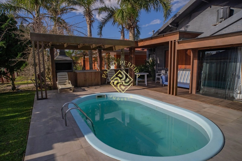 CASA EM MADEIRA NOBRE HÁ 200m DO MAR - ESQUINA DE 450m²: 4ª foto da galeria de imagens do imóvel