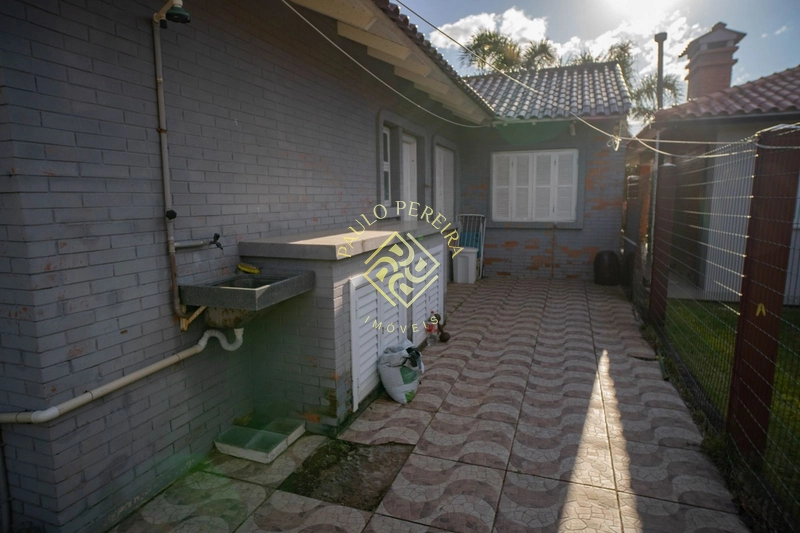 CASA EM MADEIRA NOBRE HÁ 200m DO MAR - ESQUINA DE 450m²: 2ª foto da galeria de imagens do imóvel