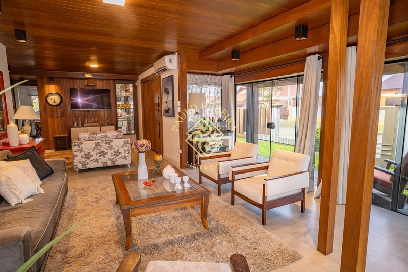 CASA EM MADEIRA NOBRE HÁ 200m DO MAR - ESQUINA DE 450m²: 8ª foto da galeria de imagens do imóvel