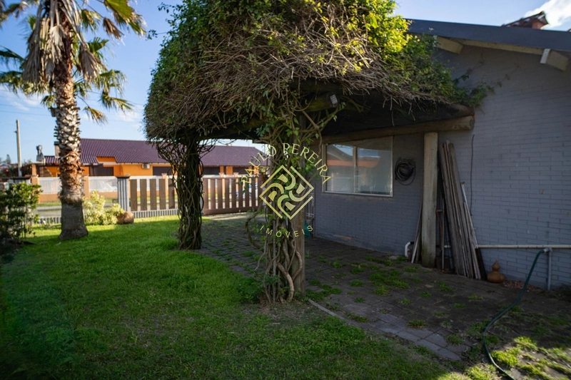 CASA EM MADEIRA NOBRE HÁ 200m DO MAR - ESQUINA DE 450m²: 12ª foto da galeria de imagens do imóvel