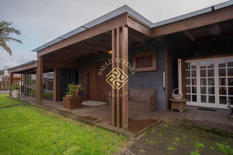 CASA EM MADEIRA NOBRE HÁ 200m DO MAR - ESQUINA DE 450m²