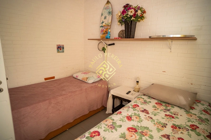 CASA EM MADEIRA NOBRE HÁ 200m DO MAR - ESQUINA DE 450m²: 9ª foto da galeria de imagens do imóvel