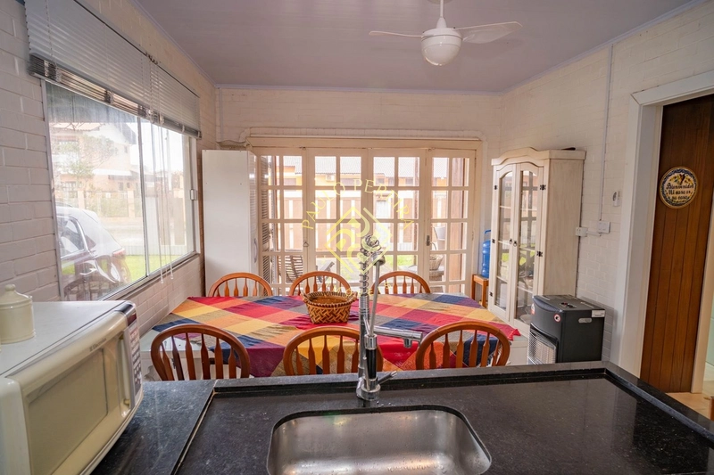 CASA EM MADEIRA NOBRE HÁ 200m DO MAR - ESQUINA DE 450m²: 15ª foto da galeria de imagens do imóvel