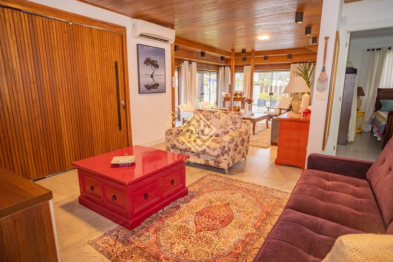 CASA EM MADEIRA NOBRE HÁ 200m DO MAR - ESQUINA DE 450m²: 3ª foto da galeria de imagens do imóvel