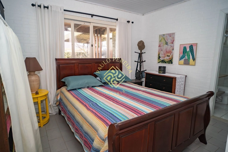 CASA EM MADEIRA NOBRE HÁ 200m DO MAR - ESQUINA DE 450m²: 6ª foto da galeria de imagens do imóvel