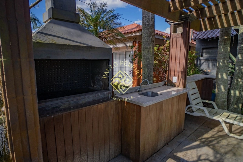 CASA EM MADEIRA NOBRE HÁ 200m DO MAR - ESQUINA DE 450m²: 11ª foto da galeria de imagens do imóvel