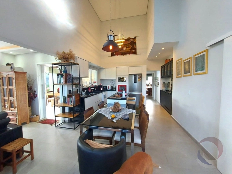 Casa no Rio Tavares com 4 dormitórios sendo 2 suítes - 318m²: 3ª foto da galeria de imagens do imóvel