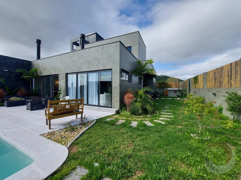 Casa no Rio Tavares com 4 dormitórios sendo 2 suítes - 318m²: 1ª foto da galeria de imagens do imóvel
