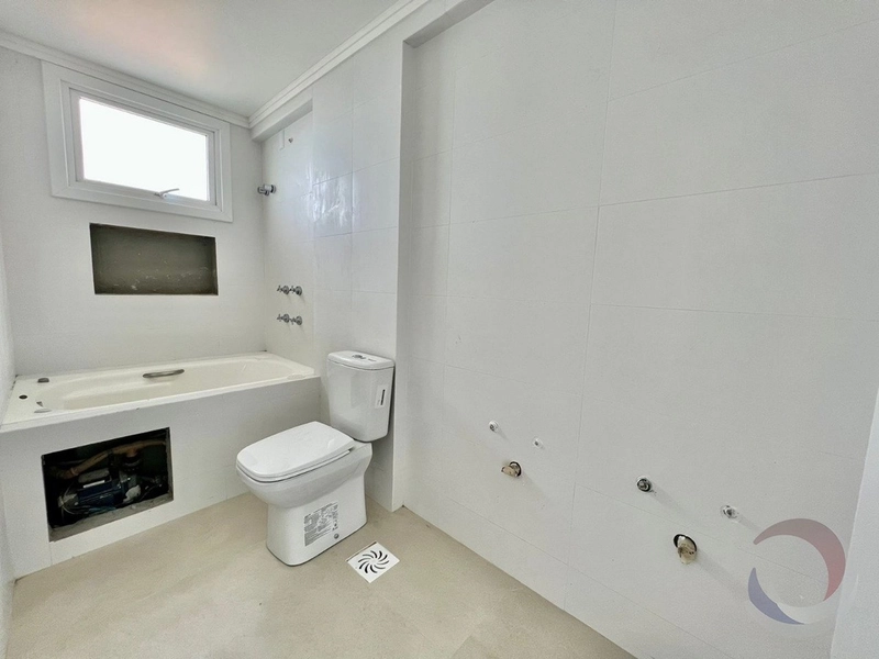 Apartamento em Coqueiros com 4 dormitórios, sendo 4 suíte e 3 vagas: 10ª foto da galeria de imagens do imóvel