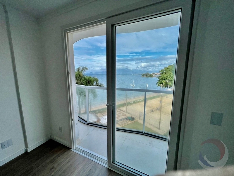 Apartamento em Coqueiros com 4 dormitórios, sendo 4 suíte e 3 vagas: 13ª foto da galeria de imagens do imóvel
