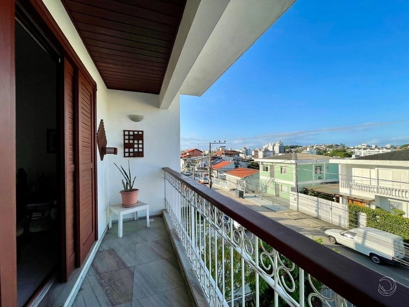 Casa em Coqueiros com 4 dormitórios, sendo 2 suítes e 4 vagas: 14ª foto da galeria de imagens do imóvel